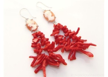 NSA|Orecchini in Argento 925 e pioggia di rametti di Corallo naturale con profilo di donna su cammeo