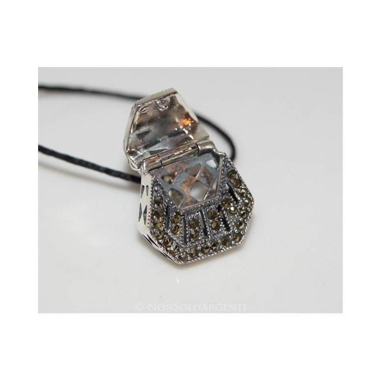 NSA|ARGENTO 925 Ciondolo a forma di borsa con marcassite e madreperla . Si apre !!