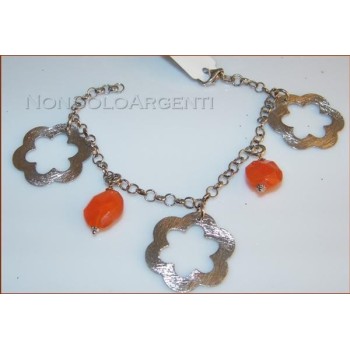 NSA|Argento 925 : bracciale con catena  rolo'  grandi fiori satinati e agata corniola