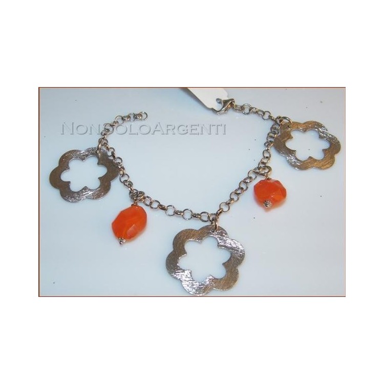 NSA|Argento 925 : bracciale con catena  rolo'  grandi fiori satinati e agata corniola
