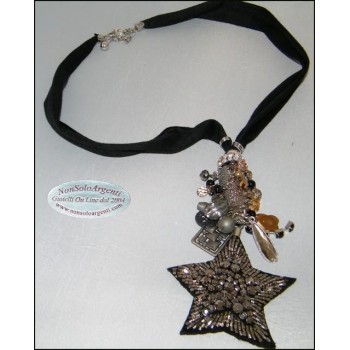 NSA|Bigiotteria : Collana lunga con pendente ciondolo a stella e perline applicate. Nera e laminata argento