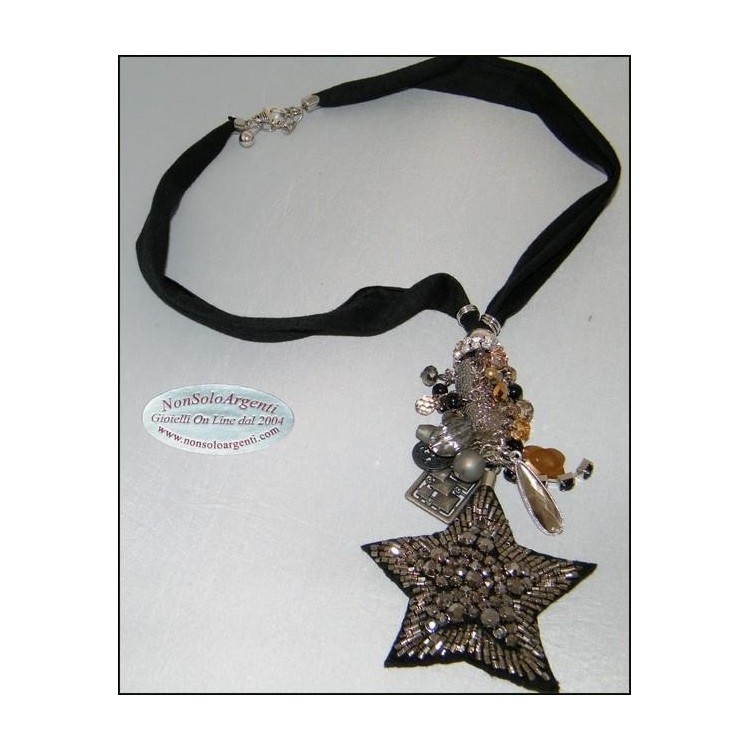 NSA|Bigiotteria : Collana lunga con pendente ciondolo a stella e perline applicate. Nera e laminata argento
