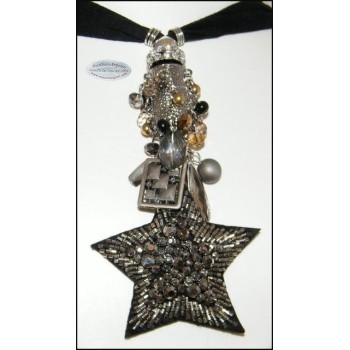 NSA|Bigiotteria : Collana lunga con pendente ciondolo a stella e perline applicate. Nera e laminata argento