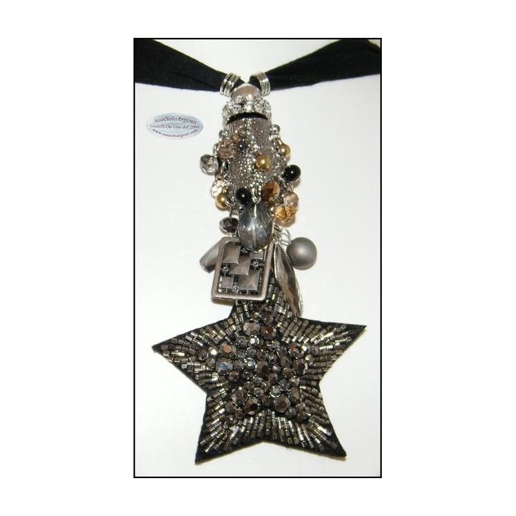 NSA|Bigiotteria : Collana lunga con pendente ciondolo a stella e perline applicate. Nera e laminata argento