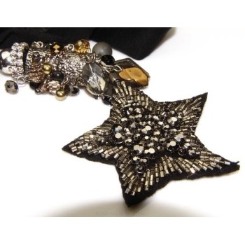 NSA|Bigiotteria : Collana lunga con pendente ciondolo a stella e perline applicate. Nera e laminata argento