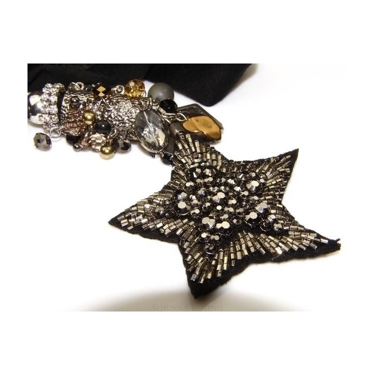 NSA|Bigiotteria : Collana lunga pendente ciondolo a stella e perline applicate. Nera e laminata argento