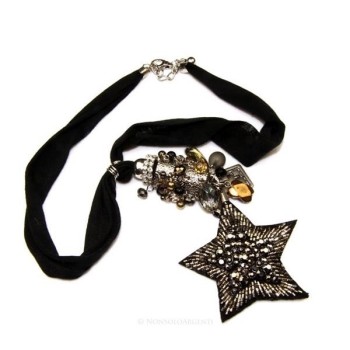 NSA|Bigiotteria : Collana lunga con pendente ciondolo a stella e perline applicate. Nera e laminata argento