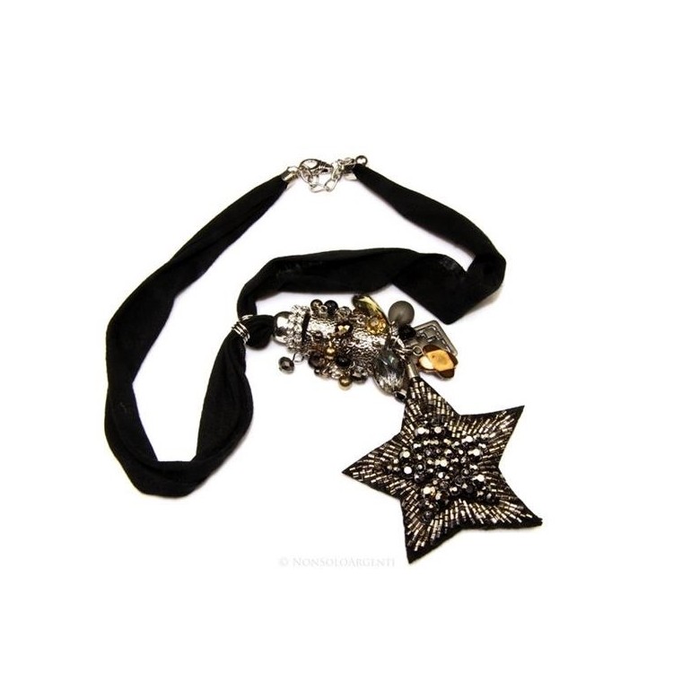 NSA|Bigiotteria : Collana lunga con pendente ciondolo a stella e perline applicate. Nera e laminata argento