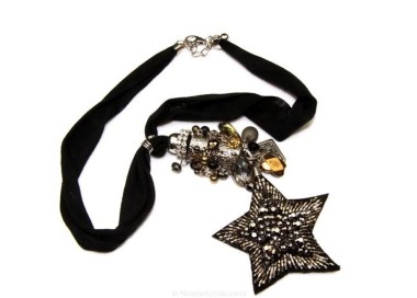 NSA|Bigiotteria : Collana lunga con pendente ciondolo a stella e perline applicate. Nera e laminata argento
