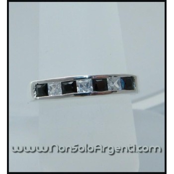 NSA|Argento 925 : Solido Anello rodiato con zirconi carrè bianchi e neri