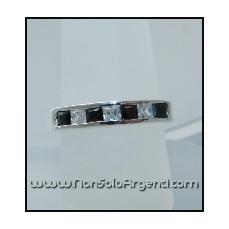 NSA|Argento 925 : Solido Anello rodiato con zirconi carrè bianchi e neri