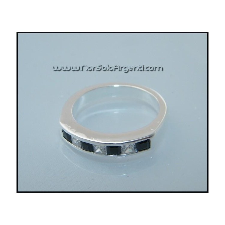 NSA|Argento 925 : Solido Anello rodiato con zirconi carrè bianchi e neri