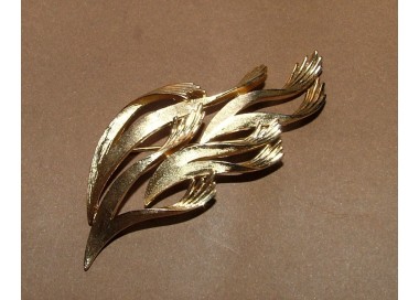 NSA|VINTAGE collectible 70s Trifari little hands brooch