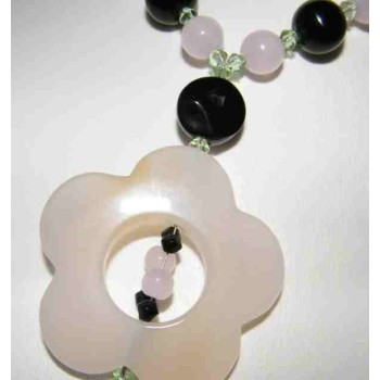 NSA|collana bigiotteria etnica lunga con perle e fiore di vetro rosa e nera p