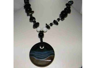NSA|collana donna etnica lunga con perle di vetro bianche e nere e disco pendente 70 cm